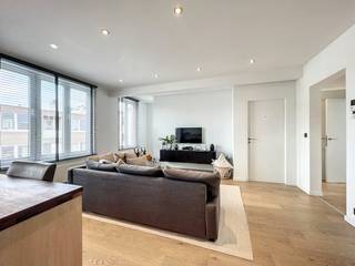 Cet appartement prêt à emménager et également meublé avec deux chambres complètes est situé près de l'UZ Gand. L'emplacement offre une connexion optimale vers l'E40 et l'E17 et le centre historique de Gand est accessible à vélo.Disposition de l'appartement :Hall d'entrée avec toilettes invités - salon - cuisine entièrement équipée avec rangement séparé - chambre 1 - chambre 2 - salle de bain avec double vasque et douche à l'italienne - terrasseL'appartement comprend un garage box pour 150,00 euros par mois.Disponible à partir du 01/02/2026.