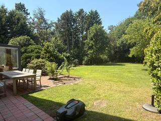 Gemeubelde villa op absolute toplocatie in Schilde.<br /><br /><u><strong>Indeling van de villa:</strong></u><br /><u>Gelijkvloers:</u><br />Inkomhal op tegels, +/- 10,5 m².<br />Afzonderlijk toilet met handenwasser.<br />Living: +/- 36 m², parket, open haard.<br />Keuken: +/- 35,5 m², tegels, witte kastjes, keramisch kookfornuis, frigo met vriesvak, oven, vaatwasser, dampkap.<br />Berging: +/- 3.5 m², tegels.<br />Waskamer: +/- 8.5 m², tegels, enkele lavabo, aansluiting wasmachine en droogkast.<br />Aangelegde tuin met overdekt terras.<br />Garage voor 2 wagens met afzonderlijke poorten, +/- 35 m².<br /><u>Eerste verdieping:</u><br />Nachthal op tegels, +/- 11,7 m².<br />Afzonderlijk toilet.<br />Slaapkamer 1: +/- 23,5 m² op parket.<br />Slaapkamer 2: +/- 16,2 m² op parket.<br />Slaapkamer 3: +/- 13,7 m² op parket.<br />Slaapkamer 4: +/- 17,8 m² op parket.<br />Badkamer 1: ligbad, dubbele lavabo met meubel, toilet, handdoekdroger.<br />Badkamer 2: douche, dubbele lavabo met meubel, toilet, handdoekdroger.<br />Badkamer 3: douche, dubbele lavabo met meubel, handdoekdroger.<br /><br />CV op gas. Houten ramen met dubbele beglazing.<br /><br />Huurcontract voor 1 jaar.<br /><br /><br /><br /><br /><br />