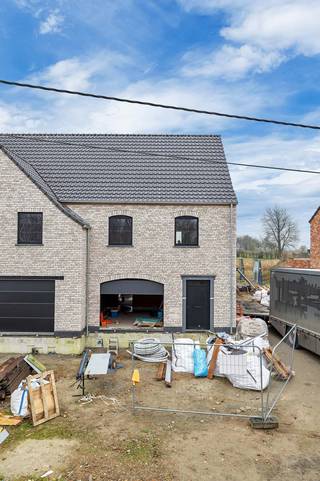 Voor meer info of een bezoek, bel 054 69 39 37 - Deze energiezuinige nieuwbouwwoning (HOB) met landelijke architectuur is gelegen in het...