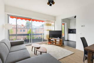<strong>Lichtrijk gerenoveerd appartement met 2 slaapkamers</strong><br /><br />Het appartement is recent gerenoveerd (ca. 2020) en is kwaliteitsvol afgewerkt. <br /><strong><br />Algemeen:</strong><br />- Bewoonbare oppervlakte: ca. 88 m²<br />- Er ligt parket doorheen het appartement <br />- 2 ruime slaapkamers <br />- 1 polyvalente ruimte/berging/bureau<br />- Optimale lichtinval in het gehele appartement<br />- Grote leefruimte met volledig geïnstalleerde keuken<br />- Onderhoudsvriendelijk terras<br />- Het raam in de woonkamer wordt hersteld<br /><br /><strong>Technische kenmerken:</strong><br />- Condensatie ketel op gas <br />- Keuken voorzien van alle comfort en moderne toestellen<br />- Badkamer met inloopdouche en dubbel badkamermeubel<br />- 2 bergingen<br />- Energiezuinig appartement (EPC B)<br />- Geen grote kosten voorzien aan het gebouw<br /><br /><strong>Indeling:</strong><br />- Inkomhal<br />- Ruime leefruimte op parket met eetplaats<br />- Volledig uitgeruste keuken met bergruimte <br />- Woonkamer met toegang tot terras<br />- 2 ruime slaapkamers <br />- Badkamer met inloopdouche en dubbel badkamermeubel<br />- Apart toilet<br />- Bijkomende polyvalante ruimte/bergruimte/bureau<br />- Terras (7 m²)<br /><br /><strong>Onmiddellijke omgeving:</strong><br />- Zeer vlotte bereikbaarheid naar Antwerpen en Brussel<br />- Scholen, winkels, openbaar vervoer op wandelafstand