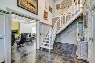 <p>Voor meer info of een bezoek, bel 054 69 39 36 - VERKOOP ONDER AANDELEN - In Okegem bevindt zich deze charmante woning met <strong>ruime opslagplaats van 250 m²</strong>. Het pand is gelegen langs een verbindingsweg richting Aalst, Ninove, Roosdaal en Liedekerke. Winkels, scholen en openbaar vervoer bevinden zich op een steenworp afstand. Deze unieke eigendom werd steeds goed onderhouden en bevindt zich in uitstekende staat. De woning omvat op het gelijkvloers een ruime inkomhal, een gezellige leefruimte met salon en eetplaats, een mooi afgewerkte keuken, een berging, een apart toilet, <strong>twee slaapkamers met inbouwkasten</strong> en een badkamer die in 2017 volledig werd vernieuwd. Daarnaast is er <strong>een inpandige garage aanwezig</strong>. Op de eerste verdieping treffen we een ruime nachthal, die ook kan worden ingericht als polyvalente ruimte, <strong>twee extra slaapkamers</strong>, een tweede badkamer en een berging. De woning beschikt over een kelder, die dienstdoet als opbergplaats en CV-ruimte. Buiten vinden we <strong>een ruime voortuin met voldoende parkeergelegenheid</strong>, een brede oprit met automatische poort die toegang biedt tot de achterzijde van het perceel. Daar bevindt zich <strong>een ruime loods</strong> in uitstekende staat. Verder geniet u van een poolhouse, een gezellig terras en een mooi aangelegde tuin. CV op stookolie - Buitenschrijnwerk in hout dubbel glas - <strong>Warmtepompboiler </strong>- <strong>Airco </strong>- Dak met pannen en isolatie - Spouwisolatie. (Maatregelen opgenomen in het maatregelenregister: nee)</p>