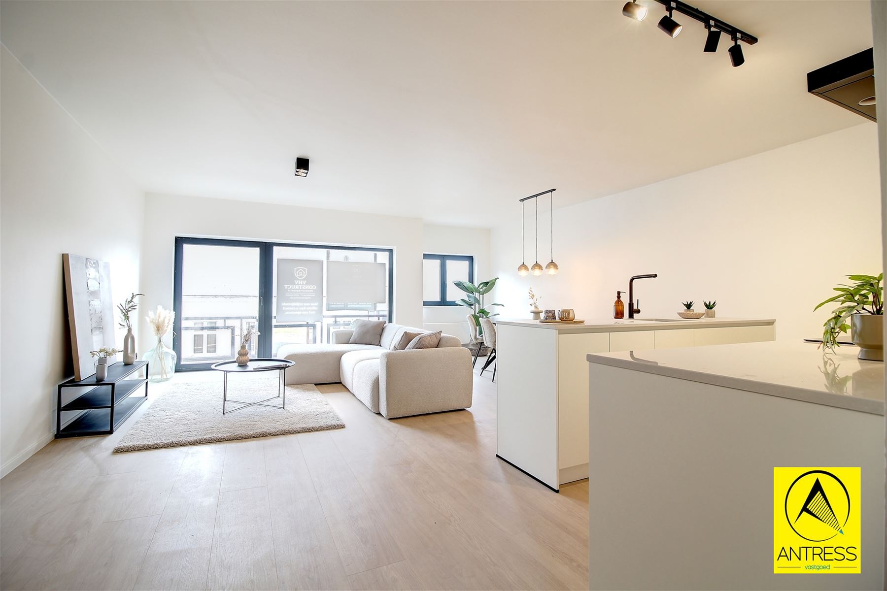 Volledig gerenoveerd 2 slaapkamer appartement met terrassen en garagebox! - foto 2