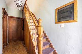 Deze woning is centraal gelegen in het centrum van Vorst-Laakdal, op wandelafstand van de lagere school, winkels en andere dagelijkse voorzieningen. Dankzij de vlotte bereikbaarheid geniet u hier van een praktische woonlocatie met alles binnen handbereik.<br /><br />Met een bewoonbare oppervlakte van 141 m² biedt deze woning een aangename indeling. De woning werd bovendien deels gerenoveerd in 2014, met onder meer een vernieuwde keuken, badkamer, vloerafwerking en nieuwe ramen. Op het gelijkvloers vindt u een inkomhal, een bureau dat ook ideaal is als hobbyruimte of thuiswerkplek, een gezellige leefruimte met aansluitende eetkamer, een functionele keuken en een badkamer. Op de eerste verdieping bevinden zich drie volwaardige slaapkamers en een extra toilet.<br /><br />Verder beschikt de woning over een droge kelder (8 m²) en een zolder (ca. 30m²) die bereikbaar is via een luik en extra bergruimte biedt. Buiten geniet u van een aangename tuin met een ruim tuinhuis van 38 m², ideaal voor opslag of hobby's. Via de doorgang naast de woning bereikt u de tuin rechtstreeks en is er bovendien plaats om fietsen te stallen. Parkeren kan in de straat aan de woning of op één van de twee openbare parkings op slechts 50 meter.<br /><br />De woning behaalt een EPC-label E en is onderworpen aan de renovatieverplichting van de Vlaamse overheid voor residentiële gebouwen (behoudens bij sloop binnen 5 jaar na de aankoop). Consulteer voor meer informatie de website van het Vlaams Energie- en Klimaatagentschap via https://www.vlaanderen.be/een-huis-of-appartement-kopen/renovatieverplichting-voor-residentiele-gebouwen. Dankzij de HR-ketel, hoogrendementsglas en vloerisolatie kan met beperkte ingrepen reeds een EPC-label D worden behaald.<br /><br />
<ul>
<li>Centrale ligging in Vorst-Laakdal</li>
<li>Deels gerenoveerd (keuken, badkamer, vloer en ramen)</li>
<li>141 m² bewoonbare oppervlakte</li>
<li>3 slaapkamers</li>
<li>Tuin met tuinhuis van 38 m²</li>
<li>Doorgang naar tuin en fietsenberging</li>
</ul>