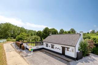 <p><strong><u>Heb je interesse en wil jij als eerste de kans grijpen om jouw droomwoning te ontdekken? We trappen onze verkoop af met een exclusieve “Avant-Première” op Vrijdag 31/07/2026 om 16.00 uur. Plan nu jouw bezoek via www.living-stone.be. De richtprijs bedraagt 340.000 euro. De biedingstermijn loopt tot en met 03/08/2026. </u></strong></p><p><strong><u>Wens je meer info? Contacteer Jan Bergé via jan.berge@living-stone.be of bel 0470/980210. Bekijk het Avant-première reglement op www.living-stone.be.</u></strong></p><p>Deze instapklare woning van 162m² op een perceel van meer dan 6a biedt een ideale combinatie van ruimte, comfort en een rustige ligging in het groene Drielinter. Hier woon je in alle sereniteit, terwijl winkels, scholen en het centrum zich op korte afstand bevinden. Dankzij de grondige renovatie in 2019 geniet je bovendien van hedendaags wooncomfort en energiezuinige voorzieningen.</p><p>Via de verzorgde inkomhal kom je binnen in een aangename leefruimte waar gezellig wonen en praktisch leven mooi samenkomen. De geïntegreerde bureauruimte maakt thuiswerken bijzonder comfortabel. Aansluitend bevindt zich de volledig geïnstalleerde keuken, voorzien van alle hedendaagse comfort. De gezellige zitkamer vormt een extra ontspanningsruimte en de ruime veranda verbindt de woning op een natuurlijke manier met de tuin. Dankzij de grote raampartijen geniet je hier het hele jaar door van veel licht en een mooi zicht op het groen.</p><p>Op het gelijkvloers bevindt zich eveneens een volledig vernieuwde badkamer met douche, ligbad en toilet. Daarnaast is er nog een afzonderlijk gastentoilet voor extra comfort.</p><p>De bovenverdieping beschikt over twee ruime slaapkamers die beide voorzien zijn van airconditioning en praktische inbouwkasten. Wie extra ruimte wenst, kan met een beperkte aanpassing eenvoudig een derde slaapkamer creëren.</p><p>Tijdens de renovatie in 2019 werd veel aandacht besteed aan comfort en duurzaamheid. Zo beschikt de woning over een pelletkachel, airconditioning, tien zonnepanelen, een vernieuwde warmwaterboiler, een moderne badkamer, een waterverzachter en een zuiveringsinstallatie voor het rioolwater. Hierdoor is de woning volledig instapklaar en klaar voor de toekomst.</p><p>Ook buiten heeft deze woning heel wat te bieden. De verzorgde tuin vormt een heerlijke plek om te ontspannen, te genieten van de rust of gezellig tijd door te brengen met familie en vrienden. De aparte garage biedt plaats aan twee wagens en bovendien zijn er meerdere buitenstaanplaatsen beschikbaar.</p><p>Zoek je een instapklare woning met tuin, dubbele garage, renovatie en uitbreidingsmogelijkheden op een rustige locatie in Drieslinter? Dan is deze eigendom zeker een bezoek waard. Neem gerust contact met ons op voor meer informatie of een bezichtiging.</p>