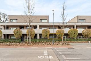 Voor meer info en foto’s, surf naar www.swevers.be – In het centrum van Heusden-Zolder bevindt zich deze functionele serviceflat uit 2012, perfect voor wie comfort en zelfstandigheid wil combineren. De flat is onderdeel van een gebouw speciaal voor assistentiewoningen en biedt een rustige, toegankelijke woonomgeving. Met een private staanplaats, lift en uitstekende bereikbaarheid – bushalte op 20 meter, winkels op 1,5 km en ziekenhuis op 3 km is gemak gegarandeerd.<br />Binnenin zorgt een doordachte indeling voor optimaal comfort: een rechthoekige leefruimte van 21 m² met veel natuurlijk licht dankzij het westgericht terras, een efficiënte open keuken (12 m²), een functionele badkamer met douche en een slaapkamer van 13,6 m² aan de rustige achterzijde. Het terras vormt een extra troef met zicht op de namiddagzon. Ideaal voor wie zelfstandig wil wonen met ondersteuning binnen handbereik.<br />Voor meer informatie, bel 011 255 155. Bron bewoonbare oppervlakte: EPC – verslag.