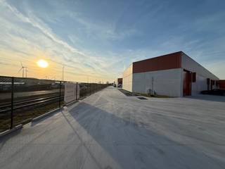 Gloednieuwe KMO-unit met een totale oppervlakte van 367 m² te huur. Fantastisch gelegen op amper 2 km van de R4 met een vlotte verbinding naar...