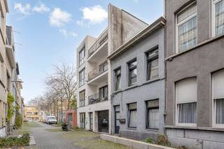 In de Bloemstraat in Borgerhout bevindt zich dit huis te koop, met een totale bewoonbare oppervlakte van ca. 220 m². Het huis is thans ingedeeld als 3 appartementen, waarvan 2 appartementen verhuurd zijn. In de nabije omgeving bevinden zich het centraal station, Moorkensplein, Zurenborg en belangrijke invalswegen waardoor de bereikbaarheid gegarandeerd is. Winkels, horeca en cultuur liggen eveneens op wandelafstand.Indeling:Gelijkvloers appartement:- leefruimte - keuken - badkamer- twee slaapkamers- dressingEerste verdieping studio vooraan:- leefruimte- keuken- slaapkamer- badkamer Eerste verdieping studio achteraan:- leefruimte- keuken - badkamerMomenteel zijn twee appartementen verhuurd voor een totaal van 1.210 euro per maand, de studio op de eerste verdieping achteraan is niet verhuurd.Bent u geïnteresseerd in een woning, opbrengsteigendom of handelsruimte te koop in Antwerpen? Aarzel dan niet om ons te contacteren. Had u graag uw eigen eigendom te koop aangeboden bel ons dan voor een vrijblijvende schatting op 03/206.76.76 of mail naar antwerpen@dewaele.com. Bestuursmaatregelen in het maatregelenregister: nee