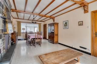 Bent u op zoek naar een woning die u volledig naar uw eigen smaak kan renoveren? Dan is deze driegevelwoning in een rustige wijk van Affligem beslist een bezoek waard! Dankzij de gunstige ligging woont u hier op een boogscheut van lokale winkels, scholen, openbaar vervoer én de autostrade, waardoor u geniet van zowel rust als een vlotte bereikbaarheid.<br /><br />Op het gelijkvloers verwelkomt de inkomhal u in de woning. Aansluitend ontdekt u de leefruimte en de vernieuwde keuken, die reeds voorzien is van hedendaags comfort. Verder vindt u hier ook een wasplaats, een apart toilet en een berging.<br /><br />De eerste verdieping beschikt over twee ruime slaapkamers, een badkamer en een bureau dat doorgang biedt naar de tweede verdieping. Daar bevinden zich nog eens twee kamers die u naar eigen wens kan inrichten (slaapkamers, hobbyruimte of bureau).<br /><br />Aan de buitenzijde vormt de bijzonder ruime garage van maar liefst 30 m² een absolute troef. Ideaal voor wie nood heeft aan extra bergruimte, een werkatelier of plaats voor meerdere fietsen en wagens.<br /><br />Hoewel de woning enkele renovatie vereist, biedt ze een uitstekende basis en tal van mogelijkheden om er uw droomwoning van te maken.<br /><br />📍 Stedenbouwkundige inlichtingen: in aanvraag.<br />👉 Interesse in deze woning met veel potentieel?<br />Contacteer Nils via nils.deblock@weinvest.be voor meer informatie of om een bezoek ter plaatse te plannen.