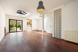 <p><strong>Ruime op te frissen woning met inpandige garage, 5 slaapkamers en fijne tuin nabij het centrum van Turnhout en de Nieuw Kaai. Winkels, horeca, scholen, openbaar vervoer… op fiets -en wandelafstand. Epc 336 kWh/m² (Label D), elektriciteit conform.</strong><br /><br /><strong>Ligging:</strong> Rustig en centraal gelegen, met winkels, scholen, het station en de Nieuwe Kaai op wandelafstand<br /><u><br /></u><strong>Indeling:</strong> <strong>-1:</strong> Kelder <strong>0:</strong> Inkomhal, gastentoilet, woonkamer/eetkamer, keuken, inpandige garage, <strong>+1:</strong> badkamer, 2 slaapkamers, <strong>+2</strong>: 3 slaapkamers <strong>Buiten:</strong> Tuin met terras<br /><br /><strong>Omschrijving: </strong>Deze op te frissen, charmante stadswoning biedt een sterke combinatie van ruimte, lichtinval en een functionele indeling. Ideaal voor wie een comfortabele gezinswoning zoekt met verdere optimalisatiemogelijkheden. De inkomhal met gastentoilet vormt de centrale toegang tot de leefruimte, kelder en inpandige garage. De ruime woonkamer met parketvloer wordt gekenmerkt door een aangename lichtinval dankzij de lichtkoepels en sluit via een dubbele schuifraam naadloos aan op het terras en de west georiënteerde tuin. De keuken is praktisch ingericht, geniet van tuinzicht en is uitgerust met gasvuur, dampkap, oven, koelkast, vaatwasser, dubbele spoelbak en voldoende kastruimte. Ook hier is er directe toegang tot de tuin. Verder beschikt het gelijkvloers over een inpandige garage met elektrische poort en een ruime kelder. Op de eerste verdieping bevinden zich twee slaapkamers en een volledig uitgeruste badkamer met douche, ligbad, dubbele wastafel en toilet. De tweede verdieping telt nog drie volwaardige slaapkamers, geschikt voor diverse invullingen zoals extra slaapruimte, bureau of hobbykamer. Buiten geniet je van een aangename, zonnige tuin met terras, optimaal georiënteerd op het westen.</p>
<p><strong>Belangrijkste troeven:<br /></strong>- Zonnecollectoren aanwezig<br />- Conform elektrisch keuringsattest<br />- Ruime woning met uitbreidings- en inrichtingsmogelijkheden<br />- Vijf volwaardige slaapkamers<br />- West georiënteerde tuin</p>
<p>Een ideale woning voor wie op zoek is naar ruimte, licht en de kans om verder naar eigen smaak te moderniseren. Zeker een bezoek waard!<br /><br /><strong>Vermeldingen inzake bijzondere infoplicht:</strong> omgevingsvergunning stedenbouwkundige handelingen uitgereikt, woongebied, geen rechterlijke herstelmaatregel of bestuurlijke maatregel opgelegd of opname in het maatregelenregister, geen voorkooprecht ruimtelijke ordening, geen omgevingsvergunning voor verkavelen van gronden, geen watergevoelig openruimtegebied</p>