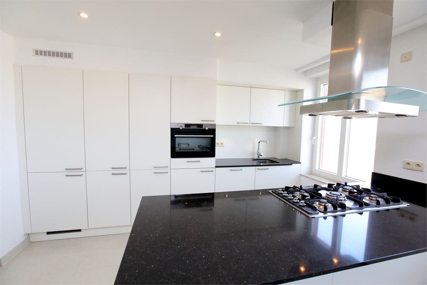 ADEMBENEMEND APPARTEMENT MET FRONTAAL ZEEZICHT ! - foto 4