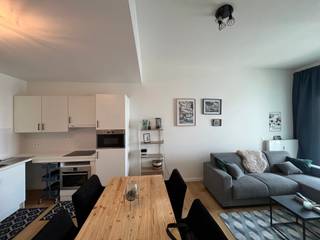 Quares - Group TREVI presenteert :<br />Ontdek dit volledig bemeubeld, stijlvolle en lichtrijke 1-slaapkamerappartement met een warme parketvloer en een open keuken. De keuken is uitgerust met een ingebouwde vaatwasser, koelkast, microgolfoven, warmteluchtoven en een inductiekookplaat.<br /><br />Dankzij de grote raampartijen geniet je van overvloedig natuurlijk licht en directe toegang tot het ruime terras, waar een adembenemend panoramisch uitzicht over Antwerpen op je wacht. Daarnaast beschikt het appartement over een praktische opbergruimte met aansluiting voor een wasmachine en droogkast.<br /><br />Een ideale woonplek voor wie houdt van modern comfort, rust en een uniek uitzicht.<br /><br />Huurprijs: €1085<br />Vaste kosten: €110 voor verwarming en onderhoud gemene delen<br />Niet inbegrepen: water, elektriciteit en internet.<br /><br />Interesse? Vul dan snel je gegevens in!
