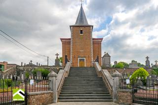 Wie een originele woongelegenheid of werkplek zoekt, vindt zeker zijn gading in deze kerk. Landelijk gelegen en dit in een kleine dorpskern weg van alle drukte.<br /><br />Neoclassicistische zaalkerk, gelegen in een ommuurd kerkhof, aan de westzijde toegankelijk via een hoge trap.<br />De toren werd gebouwd rondom de oude romaanse toren van silex, die tot op halve hoogte bewaard bleef, en binnenin zichtbaar is.<br />Bakstenen schip op hardstenen plint, onder zadeldak (leien); hoekpilasters; rondboogvensters met hardstenen lekdrempels.<br />Het orgel is beschermd als monument.<br /><br />Deze eigendom wordt aangeboden via het online biedplatform van Covast. Voor info, bezichtiging en het uitbrengen van een bod uit te brengen, kunt u contact nemen met ons kantoor op het nummer 012 23 00 23 of mailen aan roland@immo-leroi.be.<br /><br />De instelprijs bedraagt € 115.000. Het bod is exclusief makelaarsereloon en verkoopbelastingen; deze kosten zijn ten laste van de koper.<br />De eerste biedingsfase loopt tot en met 4 september 2026 om 15u00.