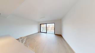 Subliem en luxueus ingericht appartement op absolute toplocatie te midden van de stad.Indeling: Via de inkomhal voorzien van een gastentoilet met...