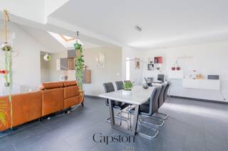 Deze eigendom is gelegen in een landelijke omgeving in Moerbeke, een deelgemeente van Lokeren. De locatie combineert rust met een...