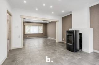 In een rustige straat vlakbij het centrum van Staden bevindt zich deze ruime gezinswoning met bijzonder veel mogelijkheden.<br /><br />De indeling van deze verder af te werken gezinswoning is als volgt:<br />Inkomhal, ruime lichtrijke leef- en eetruimte met pelletkachel, vernieuwde open keuken met toegang tot de kelder.<br />Verder bevinden zich nog een badkamer en wasplaats op de benedenverdieping<br /><br />Bovenin de woning bevindt zich twee ruime slaapkamers en een verder af te werken tweede badkamer.<br />De tweede verdieping is te bereiken via de vaste trap.<br />Deze werd reeds volledig afgewerkt en kan dus dienst doen als derde slaapkamer.<br /><br />De zonnige, en uiterst gezellige stadstuin is een enorme troef.<br />Verder beschikt het pand over diverse tuinbergingen.<br /><br />Watergevoelig openruimtegebied (Worg): NVT<br /><br />Dé troef van deze woning is de aparte doorgang die van aan de straat toegang biedt tot aan de tuin. Hierdoor kunnen fietsen ed. in de tuinberging geplaatst worden zonder men doorheen de woning moet.