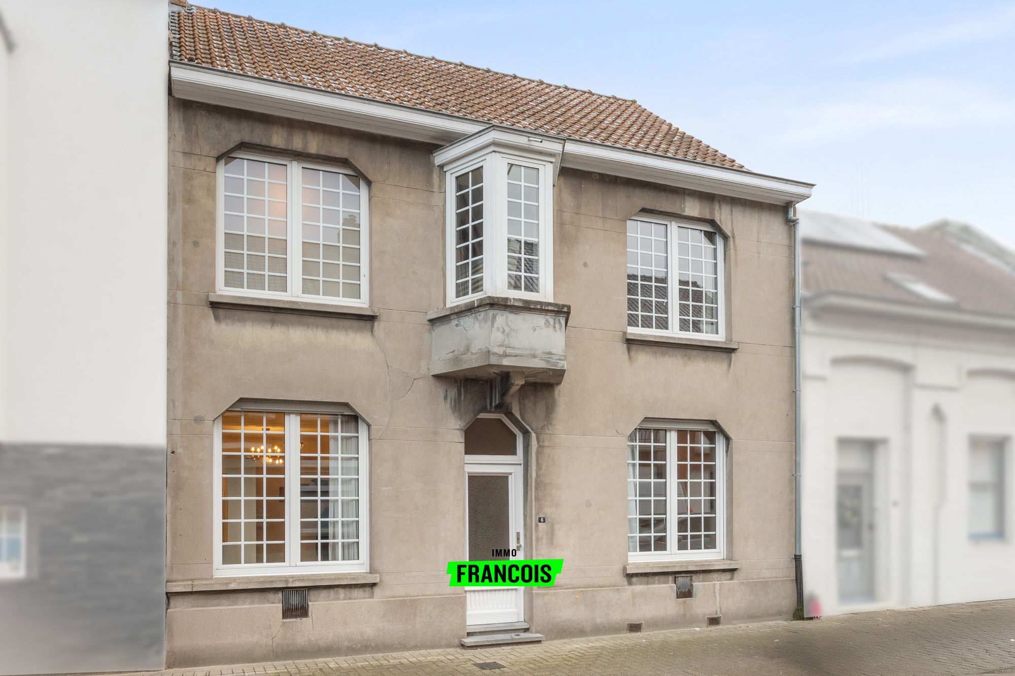 Ruime te renoveren woning met karakter en uitzonderlijk potentieel in het centrum van Gistel - foto 1