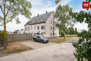 Dit uniek appartement heeft werkelijk alles in huis! In de rustige wolfputstraat, een van de meest gegeerde locaties van Oostakker.Het bestaat uit 2...