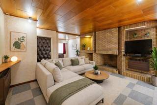 LiggingOp een centrale ligging in Zelzate bevindt zich deze bijzonder ruime woning met tal van mogelijkheden. Dankzij de vlotte verbindingen via...