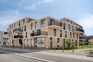 <p>Welkom in het project City Gate Machelen, een mixed woonproject voor zowel bewoning als investering. Met ons mooie aanbod aan kwalitatieve appartementen, geniet u van toegankelijke instapprijzen en een groot marktpotentieel in een toekomstbuurt aan de rand van Brussel. Dankzij de nabijheid van het openbaar vervoer en dichtbijgelegen stations is Machelen één van de toppers op vlak van bereikbaarheid voor pendelaars. En ook automobilisten die dagelijks richting Brussel trekken, zitten hier goed. Machelen heeft een vlotte ontsluiting richting de Brusselse Ring en wordt doorkruist door talrijke andere invalswegen. Steden zoals Brussel, Mechelen, Antwerpen, Vilvoorde en Leuven zijn zo vlot bereikbaar. City Gate omvat een uniek en divers aanbod, van betaalbare appartementen tot ruime penthouses. Deze appartementen zijn volledig instapklaar tegen de akte. In uw appartement geniet u van het nodige comfort, ook in de keuken en badkamer. City Gate zorgt zo voor een instapklare woonst waar u zich meteen thuis voelt. Komt u hierzelf wonen dan kan u onder bepaalde voorwaarden genieten van 6 % btw in plaats van 21 %. Ook investeerders vinden hier een gamma aan appartementen met onmiddellijk rendement! </p><p>Intereresse? Neem dan snel contact op voor een afspraak in onze modelappartementen. Het kantoor van Altro Brussel is gelegen in dit nieuwbouwproject.</p>