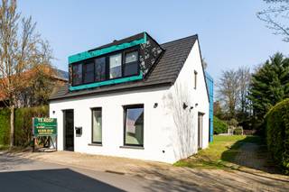 Een instapklare woning waar licht, rust en kwaliteit centraal staan.<br />Op wandelafstand van zowel het centrum van Schilde als het groene Picardiëbos bevindt zich deze recent gerenoveerde en instapklare woning. Dankzij de nabijheid van ’s-Gravenwezel en de vlotte verbinding naar omliggende gemeenten, geniet u hier van een uiterst centrale en tegelijk rustige ligging. Een stijlvolle en energiezuinige thuis waar comfort en hedendaags wonen centraal staan.<br /><br /><strong>Gelijkvloers</strong><br />De ruime inkomhal met vestiaire en gastentoilet biedt toegang tot de leefruimtes. De lichtrijke woonkamer met eetkamer kijkt uit op de nog in te richten tuin, die u volledig naar eigen smaak kunt vormgeven. De open leefkeuken is uitgerust met alle moderne toestellen en combineert gebruiksgemak met een strakke, tijdloze uitstraling. Aansluitend bevindt zich een ruime berging, ideaal voor extra opslag.<br /><br /><strong>Eerste verdieping</strong><br />Op de verdieping bevinden zich vier volwaardige slaapkamers. De master bedroom beschikt over een eigen terras, aansluitende dressing en badkamer ensuite, ingericht met een inloopdouche, bad en lavabomeubel. Verder op deze verdieping bevindt zich nog een tweede badkamer met douche, toilet en lavabomeubel.<br /><br /><strong>Bijzonderheden</strong><br />+ Uitstekende en centrale ligging<br />+ Achtergevel en uitkijk zullen worden afgewerkt met volwaardige materialen<br />+ Energiezuinige woning<br />+ Vier slaapkamers en twee badkamers<br />+ Domotica aanwezig<br />+ Overal vloerverwarming