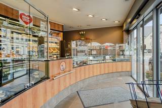 Op een uitstekende commerciële locatie in het hart van Wakken, vindt u dit veelzijdige handelspand met woonst.Momenteel ingericht als bakkerij,...