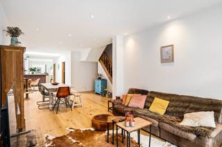 Welkom in de Frans Breugelmansstraat 17, een ongelooflijk gezellig woning gelegen in een rustige en kindvriendelijke woonwijk van Schoten. Hier geniet u van een uitstekende combinatie van rust en bereikbaarheid. Scholen, winkels, openbaar vervoer en belangrijke invalswegen bevinden zich in de onmiddellijke omgeving, terwijl het nabijgelegen parkdomein en de groene omgeving zorgen voor een aangename woonbeleving.<br /><br />Deze verzorgde woning werd grondig gerenoveerd in 2018 en combineert hedendaags wooncomfort met een warme, huiselijke uitstraling.<br />Bij het binnenkomen betreedt u de inkomhal die toegang geeft tot de gezellige leefruimte. Dankzij de grote raampartijen kan u genieten van een grote hoeveelheid natuurlijk licht.<br />Aansluitend bevindt zich de volledig ingerichte keuken, uitgerust met onder meer een natuurstenen werkblad, dubbele spoelbak, gasvuur, oven, microgolfoven en koelkast met vriesvak. Vanuit de keuken heeft u rechtstreeks toegang tot het terras en de tuin.<br /><br />Op het gelijkvloers bevindt zich verder de ruime badkamer met toilet bad en inloopdouche. Verder hebben we nog een wasplaats/technische ruimte en uiteraard toegang tot de kelder.<br /><br />Op de eerste verdieping bevinden zich 3 slaapkamers (13,5 m², 10m en 10 m²). De hele verdieping heeft airco!<br /><br />Buiten geniet u van een zonnige tuin met terras en polyvalent tuinhuis met meerdere mogelijkheden!<br /><br /><span>Pluspunten:</span><br /><span>+ Airco <br />+ Gerenoveerd in 2018<br />+ Airconditioning aanwezig<br />+ Conforme elektrische keuring<br />+ Rolluiken aanwezig</span><br />+ Instapklaar<br />+ TOP locatie<br /><br />Heeft u interesse in deze gezellige woning en wenst u een bezoek ter plaatse in te plannen? Aarzel niet ons te contacteren. Wij zijn bereikbaar via het nummer 03 337 50 70 of info@vbvastgoed.be.