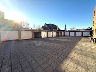 Bovengrondse garagebox gelegen in garagecomplex te Boudewijn Ravestraat (achterliggend nummer 20), Brugge centrum.Afsluitbare garagebox.Er werd...