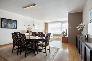 <p><span>Op zoek naar een ruim en goed onderhouden appartement met 3 slaapkamers en 2 terrassen? Dit aangename appartement in Borsbeek combineert comfort, ruimte en een praktische indeling. Bij het appartement is verplicht een garage bij aan te kopen aan 25.000.</span></p><p><span>Via de centrale inkomhal met veiligheidsdeur met meerpuntssluiting betreed je het appartement. Een glazen deur leidt naar de ruime en lichtrijke leefruimte, waar de grote raampartijen zorgen voor een aangename hoeveelheid natuurlijk licht. Vanuit de leefruimte heb je rechtstreeks toegang tot het terras aan de voorzijde.</span></p><p><span>De leefruimte sluit mooi aan op de volledig uitgeruste, witte keuken, waardoor een open en vloeiend geheel ontstaat.</span></p><p><span>Het appartement beschikt over 3 ruime slaapkamers. Twee slaapkamers hebben elk hun eigen terras aan de achterzijde. Eén van de achtergelegen terrassen is overdekt wat zorgt voor een fijne extra plek om altijd te genieten van de buitenlucht en waar het rustig vertoeven is.</span></p><p><span>De badkamer is uitgerust met een ligbad en het toilet is apart. Daarnaast is er een praktische berging, ideaal om alles netjes en georganiseerd op te bergen.</span></p><p><span> </span></p><p><span>Bijzonderheden:</span></p><p><span>EPC Energielabel C - 206 kwh/(m² jaar)</span></p><p><span>Geen renovatieplicht</span></p><p><span>Er is overal dubbele beglazing met aluminium kader</span></p><p><span>CV is individueel op gas (ketel is 5 jaar geleden vernieuwd)</span></p><p><span>In 2006 werd de keuken volledig vernieuwd alsook de parketvloer in de leefruimte, inkomhal en twee slaapkamers. De derde slaapkamer kreeg een nieuwe tapijtvloer.</span></p><p><span>Het dak is reeds geïsoleerd</span></p><p><span>In het gebouw is een gemeenschappelijke fietsenstalling aanwezig</span></p><p><span>Vaste kosten: 120/maand (inbegrepen: water, minuterie gang, lift)</span></p><p><span>P-score: A</span></p><p><span>G-score: A</span></p>