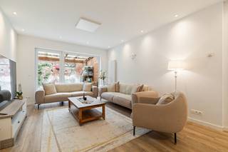 [[ DIT PAND NEEMT DEEL AAN DE ERA OPEN HUIZEN DAG OP 19/9 VAN 9:30 TOT 10:30 ]]
<p>Instapklare woning in Temse, nabij openbaar vervoer en het treinstation.</p>

<p>Deze charmante woning combineert karakter met hedendaags comfort en is ideaal voor wie een huis wil kopen op een centrale ligging in Temse. De woning is instapklaar en beschikt over een ruime leefruimte, een volledig ingebouwde keuken en drie volwaardige slaapkamers. De zolder biedt bovendien nog heel wat potentieel en kan volledig ingericht worden naar eigen smaak, bijvoorbeeld als extra slaapkamer, hobbyruimte of bureau. Dankzij de gunstige ligging vlakbij openbaar vervoer, het station en het ziekenhuis geniet u hier van een uitstekende bereikbaarheid. Met een EPC-label B is deze woning bovendien energiezuinig.</p>

<p> </p>

<p>Belangrijkste ruimtes:<br />• Ruime woonkamer (34 m²) met aangename lichtinval<br />• Volledig ingebouwde keuken (18 m²) met praktische indeling<br />• Inkomhal (13 m²)<br />• Berging (4 m²) met aansluiting voor wasmachine en droogkast<br />• Badkamer (13 m²) met inloopdouche, ligbad, toilet en dubbele wastafel in meubel<br />• Drie slaapkamers (telkens 11 m²)<br />• Garage (20 m²)<br />• Zolder met mogelijkheden tot verdere inrichting</p>

<p>Troeven:<br />• Instapklare woning met EPC-label B<br />• Zolder nog volledig in te richten naar eigen smaak<br />• Gelegen op een toplocatie nabij station, openbaar vervoer en ziekenhuis</p>

<p> </p>

<p>Neem vandaag nog contact op voor een bezoek.</p>

<p>JOUW DROOMHUIS. ZO GEVONDEN!</p>