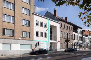 In de www.doorniksewijk19.be (url kopiëren en plakken indien doorklikken niet lukt) in Kortrijk stellen we jou graag dit duplexappartement voor. Boven groepspraktijk Docsplus kreeg een voormalige kantoorruimte een volledige metamorfose tot een verrassend ruim duplexappartement. Je woont er op 135 m² met een lichtrijke leefruimte met mooie open keuken, drie slaapkamers, een nieuwe badkamer en een terras van 10 m². Dankzij de eigen privatieve ingang voelt het bovendien bijna aan als een woning. Extra hobbyruimte nodig? Ook een grote zolder kan nog ingericht worden (deze werd niet meegerekend in de 135 m² bewoonbare oppervlakte)! En dat allemaal op wandelafstand van de Grote Markt, met het station, winkels en heel wat andere voorzieningen vlakbij.<br /><br />HOMERUN: Op zaterdag 17 oktober ben je van harte welkom op de Homerun. Via www.doorniksewijk19.be kan je een afspraak inplannen.<br /><br />KICK-OFF PRIJS: De vermelde prijs is een Kick-Off prijs waarop een eenmalig bod kan uitgebracht worden (zowel boven als onder de Kick-Off prijs). Dankzij het kwaliteitslabel van Henry Houser ben je zeker dat de biedingen correct verlopen zonder dat er een opbodspel gehouden wordt!<br /><br />EXTRA BEZOEK: Mocht je op zaterdag 17 oktober niet vrij zijn, geef dan gerust een belletje om een afspraak in te plannen op een ander moment.<br /><br />Groeten, Hendrik van Henry Houser.