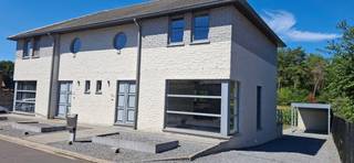 Te koop
Moderne halfopen bebouwing, gebouwd in 2006.
De woning beschikt over 3 slaapkamers en 2 toiletten wat zorgt voor comfort en ruimte.
De leefruimtes baden in natuurlijk licht dankzij de grote raampartijen, die voor een aangename sfeer
zorgen.
De nieuwe gasverwarming en een uitstekende EPC-score van B garanderen een laag energieverbruik. Buiten geniet u van een aangelegde voortuin en een praktische carport met berging die plaats biedt aan uw wagen. De woning is instapklaar en biedt een uitstekende basis voor een comfortabel gezinsleven. 
De woning kenmerkt zich door zijn neutrale afwerking en moderne uitstraling. De ruime inkomhal geeft toegang tot de verschillende vertrekken. De leefruimte is licht en luchtig , met een direct contact met de buitenruimte  De keuken is functioneel ingericht. Op de verdieping bevinden zich 3 slaapkamers en badkamer.