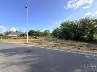 <h1>Bouwgrond voor 2 woningen</h1>
<p><strong>Unieke kans voor wie op zoek is naar een mooie bouwgrond met potentieel!</strong></p>
<p>In de <strong>Bareelstraat te Oostkamp (</strong>naast nr 39), bevindt zich dit ruim perceel bouwgrond met een <strong>totale oppervlakte van 1182m²</strong> (933 m² zonder erfdienstbaarheid).</p>
<p>Het perceel is gelegen binnen een <strong>niet-vervallen verkaveling</strong> en momenteel vergund voor de bouw van <strong>2 woningen.<br /><br />Troeven</strong></p>
<ul>
<li>
<p>📍 Gelegen in de Bareelstraat te Oostkamp</p>
</li>
<li>
<p>🏡 Verkaveling voor <strong>2 woningen</strong></p>
</li>
<li>
<p>✅ Niet-vervallen verkaveling van toepassing</p>
</li>
</ul>
<p><br /><br />De ligging combineert de rust van een residentiële omgeving met een vlotte bereikbaarheid naar het centrum van Oostkamp en de omliggende gemeenten. Ook Brugge en de belangrijkste verbindingswegen zijn vlot bereikbaar.</p>
<p><br />Informatie over de verkavelingsvoorschriften en de concrete bouwmogelijkheden bel / mail ons.</p>
<p><strong>Interesse? Info@yess-vastgoed.be / 050 33 59 03</strong></p>
