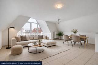 In Oud-Knokke bevindt zich op de tweede verdieping deze ruime duplex van 114 m², gelegen in een kleinschalige residentie zonder syndic. De leefruimte is bijzonder aangenaam dankzij het grote raam dat voor overvloedige lichtinval zorgt. Aansluitend bevindt zich de open, volledig ingerichte keuken, waardoor een open en harmonieuze woonruimte ontstaat. In de hal zijn een praktische berging en een apart gastentoilet voorzien.<br /><br />Op de tweede verdieping bevindt zich de eerste slaapkamer, die directe toegang biedt tot een groot zonneterras aan de achterzijde van het gebouw. Op dezelfde verdieping ligt de badkamer, uitgerust met een ligbad, toilet en lavabo. De derde verdieping herbergt een tweede slaapkamer met een eigen badkamer, voorzien van een douche, enkele lavabo en toilet, wat deze verdieping ideaal maakt als gastenkamer of privéruimte.<br /><br />West georeinteerd terras van +/- 10 m² hoort bij dit mooie duplex-appartement. <br /><br />Achteraan de residentie is er de mogelijkheid om een garagebox mee aan te kopen, wat het comfort van deze duplex nog verder verhoogt. Dankzij het ontbreken van een syndic zijn er geen maandelijkse syndickosten, wat deze woonst extra aantrekkelijk maakt.<br /><br />Optie tot aankoop garagebox achteraan de residentie.