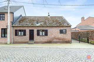 PLAN JOUW BEZOEK: calendly.com/office-julimmo/victordewitstraatIn het rustige Hingene vinden we deze af te breken woning terug. Volgens velen de...