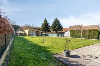 In een rustige doodlopende straat in Nederename bevindt zich deze instapklare alleenstaande gezinswoning, ideaal voor wie op zoek is naar ruimte, comfort en een groene omgeving.De benedenverdieping werd recent volledig gerenoveerd en beschikt over een nieuwe, moderne keuken die mooi aansluit bij de leefruimte. Hier geniet je van een aangename woonomgeving met veel licht en een mooi zicht op de tuin.Op de bovenverdieping bevinden zich 3 slaapkamers en een badkamer, waardoor deze woning perfect geschikt is voor een gezin of een jong koppel dat graag wat extra ruimte heeft.Een absolute troef van deze woning is de uitzonderlijk mooie en ruime tuin, waar je in alle rust kan genieten van het buitenleven. Daarnaast beschikt het perceel over een oprit, carport, werkplaats en tuinhuis, wat zorgt voor heel wat praktische mogelijkheden.De woning ligt in een residentiële en kindvriendelijke buurt, terwijl winkels, scholen en openbaar vervoer zich op korte afstand bevinden.Kortom, een gezellige gezinswoning op een rustige locatie, waar comfort en een groene omgeving perfect samenkomen.Meer informatie of een bezoek inplannen? Neem contact met Stein via 0468 41 38 48 of stein@immovercoutere.be