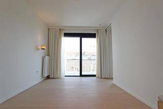 Bel appartement 'serviceflat' exploité par 'Time for Quality' situé dans la Résidence Cypres Gardens près du Zegemeer à Knokke. <br />Composition : hall d'entrée avec vestiaire, spacieux séjour lumineux avec accès à la terrasse (13m²) et au jardin, cuisine ouverte, chambre à coucher spacieuse, salle de bains avec douche. Investissement idéal pour ceux qui veulent la paix, le luxe et les soins à Knokke. La résidence dispose d'un wellness, un coiffeur et un restaurant. Plus d'infos au bureau concernant l'habitation et le centre de soins.<br /><br />Registre des mesures en cours de demande.<br /><br />N'hésitez pas à nous contacter pour plus d'informations : tel : 050 62 44 14 ou via knokke@immax.be.