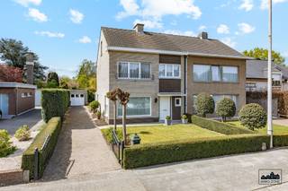 <p>BEZOEKMOMENT: VRIJDAG 24/04 TUSSEN 16U EN 18U (ENKEL OP AFSPRAAK).</p><p>Bent u op zoek naar een woning op een rustige locatie in een doodlopende straat? Op de stadsrand met vlotte aansluiting naar alle invalswegen vindt u deze opportuniteit. Deze halfopen bebouwing op 366 m2 bestaat uit een inkomhal met apart toilet, een zeer lichtrijke leefruimte met gashaard en een keuken met toegang tot een kelderberging. Op de 1ste verdieping zijn er 3 slaapkamers (18 m2, 14 m2 en 7m2) en een badkamer met inloopdouche en toilet. Via een zoldertrap bereikt u de zolderverdieping. Deze is perfect nog verder af te werken als volwaardige hobbyruimte of eventueel 4de slaapkamer.</p><p>Aan ruimte geen gebrek want de woning beschikt over een grote oprit en een vrijstaande garage. Een absolute troef is de zuidwest georiënteerde tuin.</p><p>Troeven:<br />- 3 slaapkamers met mogelijkheid tot 4 na inrichten zolder<br />- uitzonderlijke ligging op wandel- en fietsafstand van de stadskern<br />- zonnige tuin met vrijstaande garage<br />- CV op aardgas<br />- EPC label D.</p><p>Wenst u meer informatie? Aarzel dan zeker niet om contact op te nemen via jonas.dhooghe@immo-zone.be of op het telefoonnummer 0472 43 97 17.</p>