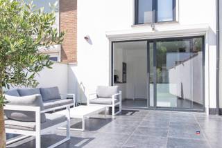 <p><span>HOBOKEN | GERENOVEERDE WONING MET DRIE SLAAPKAMERS, GARAGE EN TUIN | EPC B |</span></p><p><span>Indeling als volgt: gelijkvloers: inkomhal met toegang naar de garage - inpandige garage met automatische poort en extra opbergruimte - wasplaats/bergplaats - volledig geïnstalleerde keuken met eetplaats - zonnige tuin met leuk terras en veel groen - overdekt terras met tuinhuis .</span></p><p><span>Eerste verdieping: traphal - gastentoilet - grote, lichtrijke leefruimte met toegang naar de tuin - ruime slaapkamer met opbergplaats. </span></p><p><span>Tweede verdieping: traphal - badkamer met bad, toilet en lavabomeubel - Twee ruime volwaardige slaapkamers - toegang naar de zolder.</span></p><p><span>Deze woning is uitstekend gelegen in een woonwijk in de onmiddellijke omgeving van openbaar vervoer, scholen, park en grootwarenhuis. </span></p><p><span>Goede verbinding met de grote uitvalswegen. Met de (elektrische) fiets bereikt u via de nieuw aangelegde fietspaden vlot Antwerpen-centrum. </span></p><p><span> </span></p><p><span>Extra troeven :</span></p><p><span>- Volledig ingerichte tuin met leuk terras</span></p><p><span>- Inpandige garage</span></p><p><span>- Prachtige keuken met zicht op de tuin</span></p><p><span>- Nieuwe condenserende ketel van 2012</span></p><p><span>- Hoogrendementsglas</span></p><p><span>- EPC B</span></p><p><span>- elektriciteit conform</span></p><p><span>- In de nabijheid van scholen, openbaar vervoer en winkels</span></p><p><span> </span></p><p><span> </span></p><p><span> </span></p><p><span> </span></p><p><span> </span></p><p><span> </span></p>