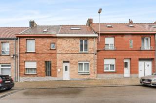 <p><u><strong>Te koop:</strong></u> Woning in de Neufforgestraat, Machelen, op wandelafstand van het centrum en winkels.<br /><br />Deze woning vormt de ideale basis voor wie op zoek is naar een renovatieproject met tal van mogelijkheden. Gelegen in een rustige en residentiële straat, geniet u van een aangename woonomgeving met alle voorzieningen, winkels en openbaar vervoer op korte afstand. De gezellige tuin van ca. 50 m² biedt een aangename buitenruimte om te ontspannen en te genieten van het buitenleven. Dankzij de centrale ligging en de functionele indeling biedt deze woning een uitstekende kans om een eigendom volledig naar eigen smaak en hedendaagse normen te renoveren.<br /><br /><u><strong>Belangrijkste ruimtes:</strong></u><br />• Inkomhal (5,3 m²) met toegang tot de leefruimtes<br />• Ruime living (26 m²) met veel lichtinval<br />• Keuken (18,8 m²) met directe toegang tot het terras (8,5 m²)<br />• Bureel (8,2 m²) ideaal als werk- of hobbyruimte<br />• Bijkeuken (4,3 m²) voor extra opslag<br />• Twee slaapkamers (12,7 m² en 15,9 m²)<br />• Badkamer (5 m²)<br />• Nachthal (5,1 m²)<br />• Kelder (16,4 m²) voor extra bergruimte<br />• Tuin (50 m²) als groene buitenruimte<br /><br /><u><strong>Troeven:</strong></u><br />• Te moderniseren woning met groot potentieel<br />• Op wandelafstand van het centrum en winkels<br />• Tuin<br /><br />Meer informatie of een bezoek met Margaux Mulkers? Contacteer ons via +3223351115<br />JOUW DROOMHUIS. ZO GEVONDEN!</p>