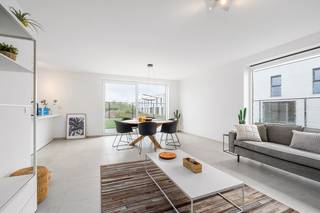 Op de grens van Roeselare en Hooglede, in de Gitsestraat, liggen deze nieuwbouwwoningen in een rustige en kindvriendelijke buurt. Ze charmeren met hun unieke nieuwbouwstijl, waarbij een goede bereikbaarheid en een groene omgeving perfect samenkomen. Je kunt gemakkelijk de autosnelweg nemen of het openbaar vervoer gebruiken. Bovendien geniet je van de nabijheid van ziekenhuizen, scholen, winkels en diverse recreatiemogelijkheden, waardoor het een ideale woonplek is voor zowel jong als oud.<br /><br />Deze woning is voorzien van alle moderne gemakken, waaronder een E-peil van 30 voor energiezuinigheid, vloerverwarming op het gelijkvloers en aansluiting op het warmtenet, wat zorgt voor een efficiënte en duurzame verwarming. Met 3 ruime slaapkamers, een praktische garage en een leefruimte met open keuken bieden deze woningen alle ruimte die je nodig hebt om comfortabel te wonen.<br />Verder wordt deze compleet afgewerkt, zodat u zonder zorgen kunt verhuizen.<br />Het schilderwerk en de verlichting zijn inbegrepen, wat meteen zorgt voor een stijlvolle en instapklare uitstraling.<br />Ook de tuinaanleg wordt volledig voor u verzorgd. In de slaapkamers en de nachthal wordt bovendien laminaat voorzien, wat bijdraagt aan een warme en verzorgde afwerking van de woning.<br /><br />Benieuwd naar meer details? Aarzel niet om ons een seintje te geven voor meer informatie!