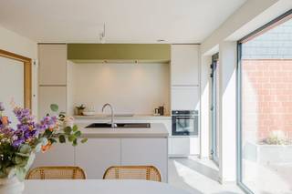 Wonen met een uniek uitzicht op de achterliggende weilanden, dat is wat dit huis u te bieden heeft! Deze BEN-woning combineert modern wooncomfort met een uiterst gunstige ligging nabij de Leie en het centrum van Kortrijk.Gelijkvloers:- Inkomhal met gastentoilet- Lichtrijke leefruimte achteraan gelegen met zicht op de tuin en toegang tot het zonnig terras- Een kwalitatieve keuken van Kaster voorzien van alle toestellen- Zuidgerichte tuin en zicht op natuurreservaat Rotersmeers en Neerbeekvallei- Garage met bergingEerste verdieping: - 3 volwaardige en afgewerkte slaapkamers- Badkamer uitgerust met dubbele lavabo, ligbad en inloopdouche- Apart toiletZolderverdieping te bereiken via de vaste trap en kan naar eigen keuze worden afgewerkt tot 3 extra slaapkamers, technische berging + biedt de mogelijkheid tot het inrichten van een derde toilet.Deze woning is volledig toekomstgericht dankzij de warmtepomp met vloerverwarming, 10 zonnepanelen, regenwaterput en aluminium HR-beglazing. Alle nutsvoorzieningen zijn reeds volledig in orde.Geen verrassingen achteraf: de geafficheerde prijs is de totaalprijs, inclusief 12% registratie en 21% btw.Meer info of een bezoek ter plaatse? Contacteer Michelle (0493 25 46 81 - michelle.decoutere@dewaele.com) Deze AI-visualisaties zijn bedoeld als inspiratie. Er werd geen rekening gehouden met technische specificaties, stedenbouwkundige voorschriften of de concrete mogelijkheden tot realisaties.