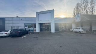 COMMERCIËLE RUIMTE OP TOPLOCATIE – BERGENSESTEENWEG, SINT-PIETERS-LEEUWDeze commerciële oppervlakte bevindt zich op een zichtlocatie langs de drukke...