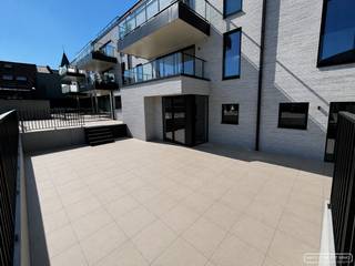 Binnen de strategisch gunstige ligging Waregem - Anzegem - Kluisbergen bevindt zich dit horecapand met terras zowel aan de voorzijde als aan...