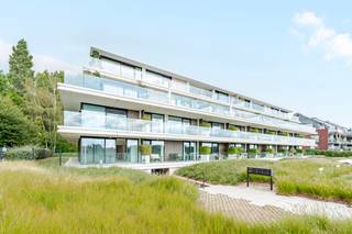 <br /><br />Modern én energiezuinig luxe-appartement in Steendorp (Temse) met twee ruime terrassen, een private tuin en een unieke ligging tussen de Schelde en het groen.<br /><br />Dit stijlvolle appartement uit 2021 combineert hedendaags comfort met een uitzonderlijke woonomgeving aan de rand van het water. Met twee grote terrassen en private tuin van 120 m². De luxe-afwerking en de aanwezigheid van twee volwaardige badkamers zorgen voor extra comfort en gebruiksgemak. Vooraan geniet je van zicht op de Schelde, terwijl achteraan de bossen voor een groene en ontspannende sfeer zorgen. Bovendien beschikt het appartement over een gunstig EPC-label A, een private binnenstaanplaats én private kelderberging .<br /><br />Belangrijkste ruimtes:<br />• Ruime woonkamer (38 m²) met veel lichtinval<br />• Open leefkeuken in moderne stijl<br />• Terras (16 m²) ideaal om te genieten van de zon<br />• Terras (27 m²) met zicht op het groen<br />• Private tuin van 120 m²<br />• Twee slaapkamers van 16 m² en 14 m²<br />• Badkamer #1 met inloopdouche, dubbele wastafel en toilet<br />• Badkamer #2 met ligbad en wastafelmeubel<br />• Berging/technische ruimte<br />• Apart toilet<br />• Kelderberging<br />• Privé staanplaats verplicht aan te kopen voor 25.000 euro<br /><br />Troeven:<br />• Twee ruime terrassen én een private tuin van 120 m²<br />• Luxe-afwerking met twee comfortabele badkamers en twee slaapkamers<br />• Private ondergrondse parkeerplaats en kelderberging<br /><br />Neem vandaag nog contact op voor een bezoek aan dit luxe-appartement in Temse.<br /><br />JOUW DROOMAPPARTEMENT. ZO GEVONDEN!