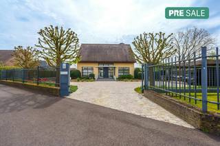 Op een strategische toplocatie, waar Heule en Gullegem naadloos samenkomen, bevindt zich deze tot in de puntjes verzorgde villa. Gelegen op een perceel van 2300 m², biedt deze eigendom een combinatie van uitstekende bereikbaarheid en absolute geborgenheid.U wordt verwelkomd in een imposante inkomhal met gastentoilet. De leefruimte is het hart van de woning, het salon en de eetplaats vloeien harmonieus in elkaar over. Door de kamerhoge raampartijen en de oriëntatie baadt de volledige ruimte in het licht. Het zicht op de prachtig aangelegde tuin en de zwemvijver is magnifiek. De keuken met aanpalende wasberging en het bureel maken het plaatje compleet.De nachthal, vernieuwd in 2024, leidt naar vier volwaardige slaapkamers, waarbij de extra mezzanine zorgt voor toegang tot een zolderberging. De badkamer is voorzien van een inloopdouche, ligbad, dubbel lavabomeubel en een toilet.De buitenruimte is ontworpen met oog voor detail en beleving. Met de sfeervolle pergola, de poolhouse, en de zwemvijver biedt de tuin op elk moment van de dag een unieke sfeer.Extra troeven: - 18 zonnepanelen + zonneboiler - Kelderverdieping met een werkatelier en extra opslagruimte- Dubbele carportBent u klaar om deze woonbeleving in Heule zelf te ervaren? Neem dan contact op met Michelle (0493/25 46 81- michelle.decoutere@dewaele.com)De eigendom wordt aangeboden via de Pre-sale formule. Van 04/05/2026 om 09:00 tot 09/05/2026 om 14:30 kan u de woning op afspraak komen bezichtigen en een bod uitbrengen. De vermelde prijs is een instelprijs. Voor meer info, gelieve contact op te nemen met de dossierverantwoordelijke.Bestuursmaatregelen in het maatregelenregister: nee
