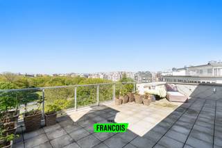 Ontdek dit unieke penthouse te koop in het centrum van Oostende, gelegen aan het prachtige Leopoldpark. Een instapklaar eigendom waar rust, licht en een uitzonderlijke ligging samenkomen.<br /><br />Deze stijlvolle woonst in Oostende biedt een lichtrijke leefruimte met directe toegang tot een riant terras dat uitkijkt over het groene Leopoldpark. Hier geniet je dagelijks van een oase van rust, midden in het bruisende centrum van Oostende. De open keuken sluit naadloos aan op de leefruimte en is praktisch ingericht. Verder beschikt deze woning over een ruime slaapkamer en een verzorgde badkamer. Dankzij de topligging nabij het centrum, winkels, restaurants en de zeedijk, is dit de ideale woonst voor wie comfortabel wil wonen of een tweede verblijf zoekt in Oostende.<br /><br />Interesse in dit penthouse te koop in Oostende? Contacteer Immo Francois en plan vandaag nog je bezoek. Als vastgoedexpert actief in Oostende en omstreken begeleiden wij je graag bij elke stap naar jouw nieuwe thuis.<br /><br />Overweeg je jouw woning te verkopen in Oostende? Immo Francois helpt je graag met een professionele en persoonlijke aanpak.<br /><br />Woning verkopen in Oostende? Vraag je gratis schatting aan bij Immo Francois via oostende@immofrancois.be<br /><br />