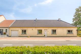 Voor info/bezoek : joeri.vandeven@homixx.be of 016 19 93 46<br /><br />Wij stellen u graag deze woning vol renovatie potentieel voor, gelegen op een perceel van 790 m² op een uitstekende en centrale locatie in Baal. <br />Deze woning heeft een stevige basisl en beschikt over een EPC score D, waardoor er geen renovatieplicht van toepassing is. Renoveren op eigen tempo dus!<br />Vandaag is de woning volledig functioneel als laagbouw-woning, maar met enkele aanpassingen kan de zolderverdieping omgetoverd worden tot een extra kamer.<br /><br />De tuin van de woning is volledig omheind en voorzien van een poort. Achterin is er ook een gezellig terras aanwezig met een achterdeur naar de keuken.<br />Via de geïnstalleerde keuken heeft u toegang tot de woonkamer, of kan u via een praktische gang naar het gastentoilet, de garage of de badkamer. De woonkamer is zeer ruim en voorzien van een gezellige houtkachel. De badkamer is in 2010 vernieuwd en voorzien van een inloopdouche en lavabo. De wasplaats bevindt zich in de zeer ruime berging tussen keuken en garage.<br /><br />Naast de woonkamer bevindt zich de nachthal, met toegang tot 2 ruime slaapkamers. Daarnaast biedt de ruime zolderverdieping extra mogelijkheden voor opslag of verdere inrichting met installatie van een vaste trap. Buiten is er veel parkeergelegenheid voor de woning, of op de afgesloten oprit. Verder is er ook een inpandige garage aanwezig.<br /><br />Een unieke opportuniteit voor wie op zoek is naar een leuk renovatieproject boordevol mogelijkheden!