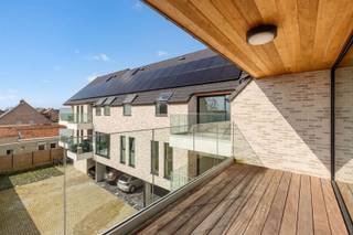 Laatste 4 appartementen!Aankoop à 6% btw mogelijk!Residentie Escautval is een exclusief nieuwbouwproject met een moderne architectuur en hoogwaardige, traditioneel gemetselde constructie. Dankzij 40 cm dikke muren met doorgedreven isolatie, ALU-ramen met superisolerend glas, een geïsoleerd zadeldak en akoestische isolatie geniet u van optimaal wooncomfort en rust. De 1 en 2-slaapkamerappartementen worden opgeleverd *klaar-voor-de-schilder*.De ruime terrassen (1,80 m tot 2,40 m breed) en zongeorienteerde leefruimtes zorgen voor maximaal licht en buitenbeleving. Verwarming en sanitair warm water gebeuren via een individuele lucht/water-warmtepomp met vloerverwarming, met actieve koeling en lage energiekosten als rechtstreeks voordeel. Ventilatiesysteem D met warmterecuperatie garandeert een gezond binnenklimaat.Elk appartement beschikt over zonnepanelen (voorziene E-peil E20) waardoor volledige vrijstelling van onroerende voorheffing gedurende 5 jaar wordt bekomen. De badkamers zijn luxueus afgewerkt met inloopdouche, dubbele wastafel en designmeubel. De volledig ingerichte keuken omvat kwaliteitsvolle toestellen.Verder een praktische “alles-uit”-drukknop, keramische vloertegels, parketvinyl in de slaapkamers, een individuele berging, fietsenstalling en parkeerplaatsen met voorziening voor laadpaal. De bovenste appartementen hebben een zolder (+/- 50 m²) als extra.