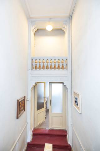 <p><strong>BRUSSEL Centrum</strong> – Achter haar karaktervolle gevel onthult deze Brusselse woning uit 1890 een authentieke sfeer en een zeldzaam potentieel. Gelegen in het hart van de Libertés-wijk, op een steenworp van het Barricadenplein, geniet zij van een centrale en gegeerde ligging, terwijl ze tegelijk rust biedt dankzij een discrete straat.<br />De royale volumes, de mooie plafondhoogtes en de verdeling over meerdere niveaus vormen een ideaal canvas voor een ambitieus en volledig op maat gemaakt renovatieproject. Gezellige leefruimtes, comfortabele slaapkamers, bureaus en polyvalente ruimtes: elke verdieping opent nieuwe mogelijkheden en nodigt uit om de woning opnieuw vorm te geven volgens uw wensen.<br />Achteraan verlengt een intieme binnenkoer de leefruimtes, terwijl de hogere verdiepingen nog tal van inrichtingsmogelijkheden bieden, zoals een master suite, een creatieve ruimte of een thuiskantoor. Kelders en zolder vervolledigen het geheel en versterken het potentieel van dit pand.<br />Deze woning richt zich tot liefhebbers van historische architectuur, creatieve geesten en renovatie-enthousiastelingen die een karaktervolle woning met geschiedenis nieuw leven willen inblazen, in het hart van Brussel.</p>
<p><strong>Tweegevelwoning gebouwd in 1890 van ± 245 m², te renoveren</strong></p>
<p><strong>Kelderverdieping:</strong><br />Kelders van ± 40 m²</p>
<p><strong>Gelijkvloers:</strong> ± 72 m²<br />Inkomhal – Woon-/eetkamer – Half ingerichte keuken – Koer van ± 5 m²</p>
<p><strong>1e tussenverdieping:</strong><br />Toilet met handwasbakje</p>
<p><strong>1e verdieping:</strong> ± 60 m²<br />Slaapkamer 1 van ± 20 m² met balkon van ± 2 m² –<br />Slaapkamer 2 van ± 16 m² –<br />Bureau van ± 8 m² –<br />Badkamer</p>
<p><strong>2e tussenverdieping:</strong> ± 5 m²<br />Toilet en berging</p>
<p><strong>2e verdieping:</strong> ± 60 m²<br />Slaapkamer 3 van ± 20 m² –<br />Slaapkamer van ± 18 m² –<br />Dressing van ± 8 m² –<br />Doucheruimte</p>
<p><strong>3e verdieping:</strong> ± 40 m²<br />Ruimte van ± 16 m² met toegang tot een platform van ± 15 m² –<br />Ruimte van ± 8 m² –<br />Bureau van ± 8 m²</p>
<p><strong>Zolder:</strong> ± 25 m²</p>