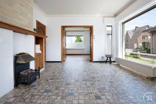In het charmante Hillegem, op een steenworp van het dorpsplein, bevindt zich deze goed onderhouden en verrassend ruime woning in een...